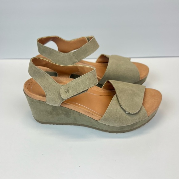Vionic Hoola Astrid Il Taupe Wedge Sandals Size 9.5 - Picture 1 of 8
